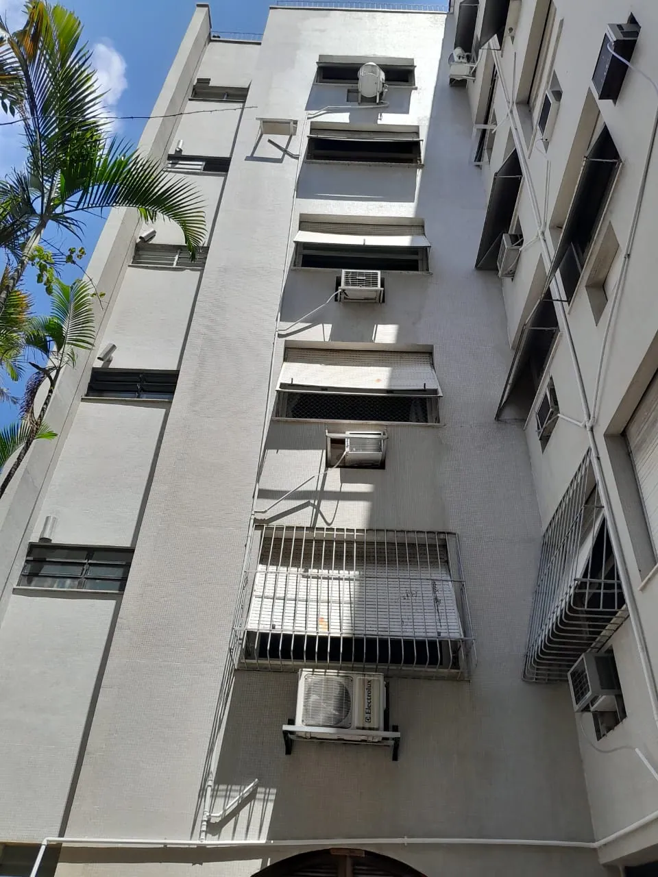 Fachada predial recuperada em condomínio Catalão Bento